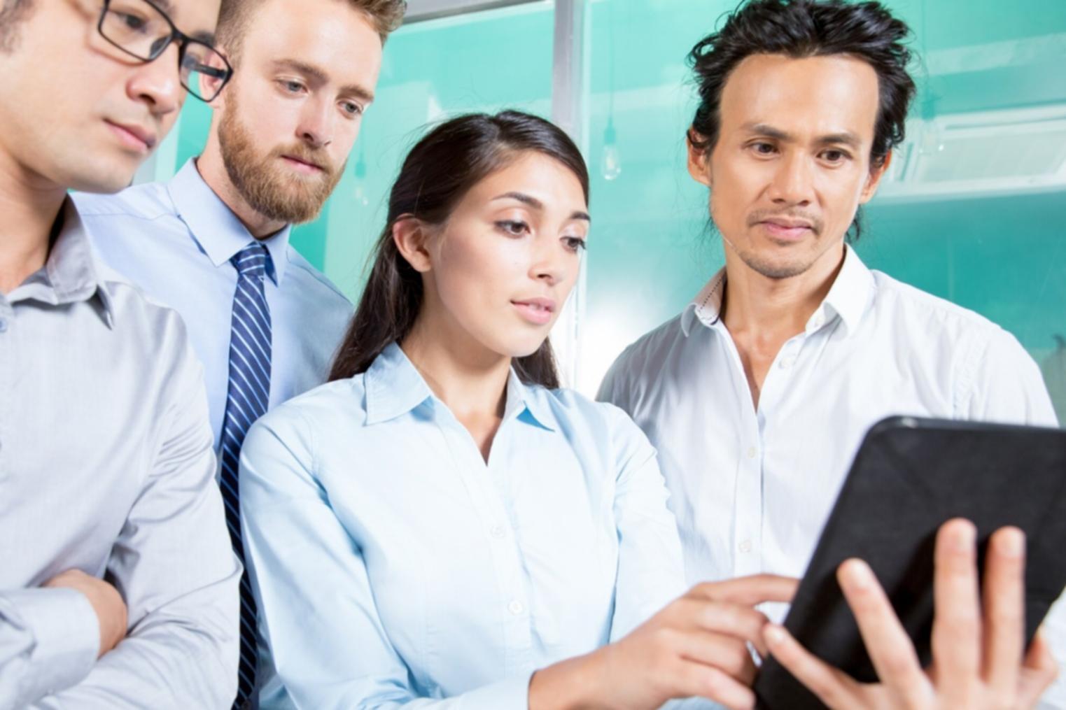 Team bei der Arbeit im hellen Büroraum